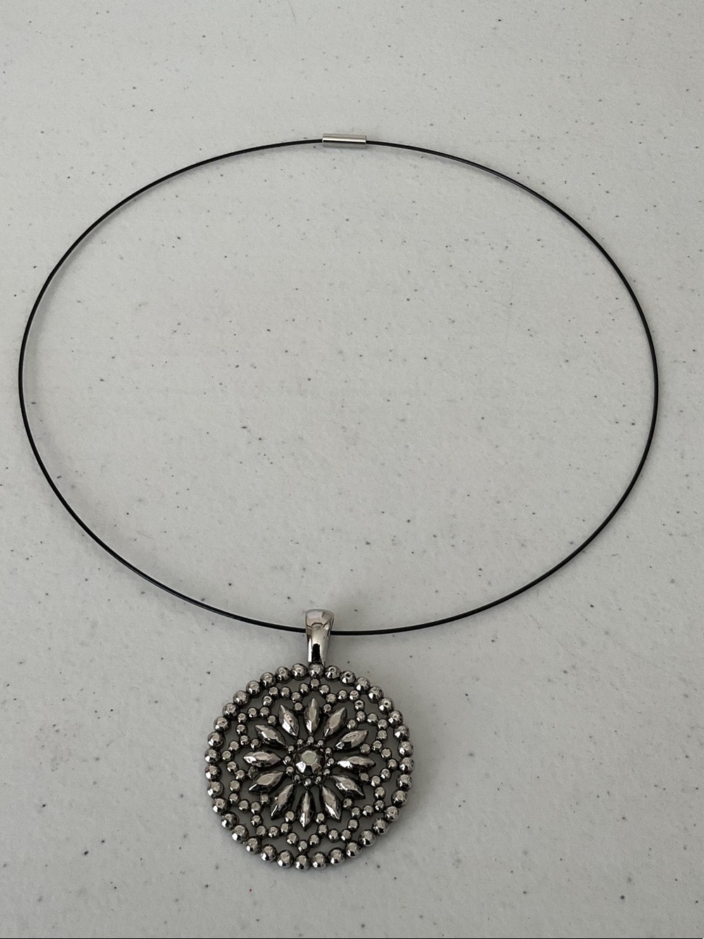 🌺$4.00 must bundle 🌺Silver-Tone Floral Medallion Pendant Necklace